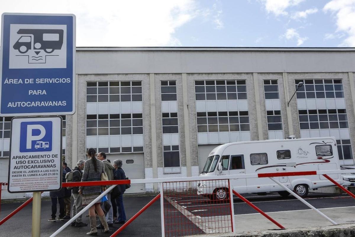 Torrelavega estrena área de autocaravanas gratuita en el exterior del Mercado de Ganados con capacidad para 10 vehículos